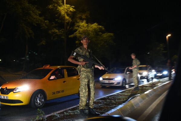 Forças de segurança turcas controlam a entrada do Estreito de Bósforo, em Istambul - Sputnik Brasil