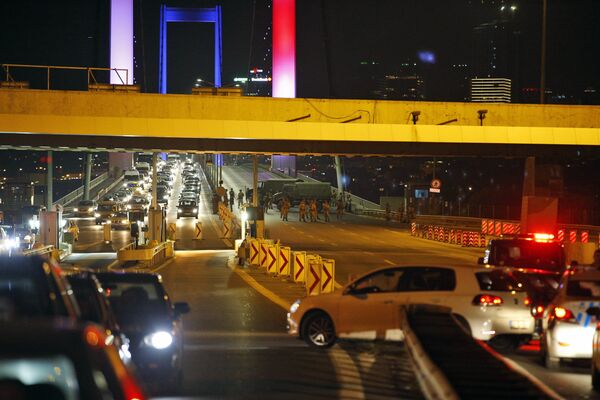 Soldados turcos na ponte sobre o Bósforo - Sputnik Brasil