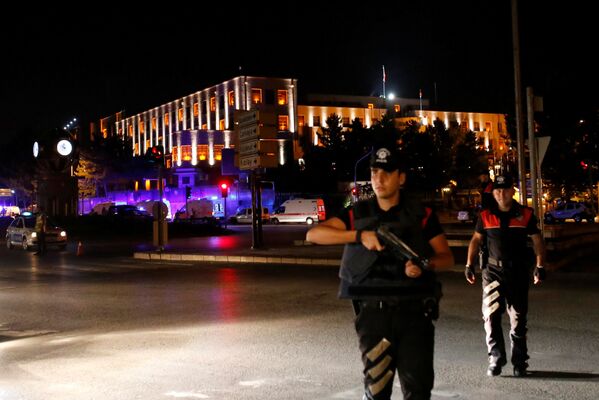 Policiais perto do edifício do Estado-Maior General da Turquia - Sputnik Brasil