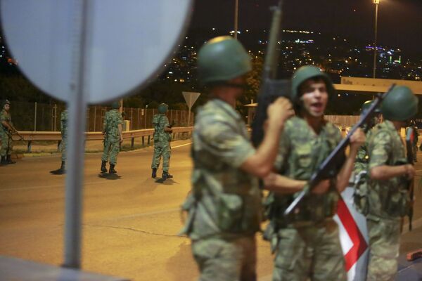 Soldados turcos na ponte sobre o Bósforo - Sputnik Brasil