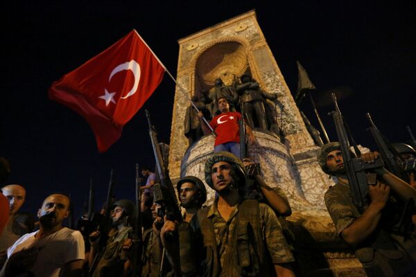 Soldados turcos na Praça Taksim, em Istambul - Sputnik Brasil