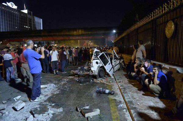 Carro de polícia, destruído por um tanque perto do Estado-Maior General, em Ancara - Sputnik Brasil