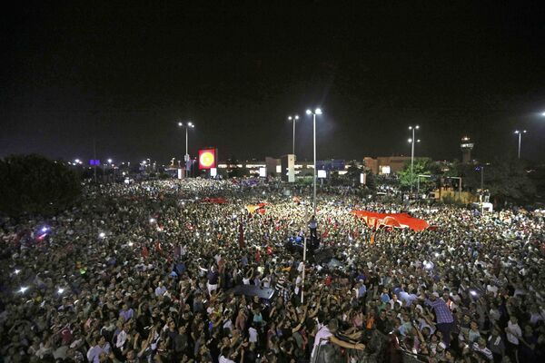 Manifestantes na praça do Aeroporto Ataturk em Istambul - Sputnik Brasil