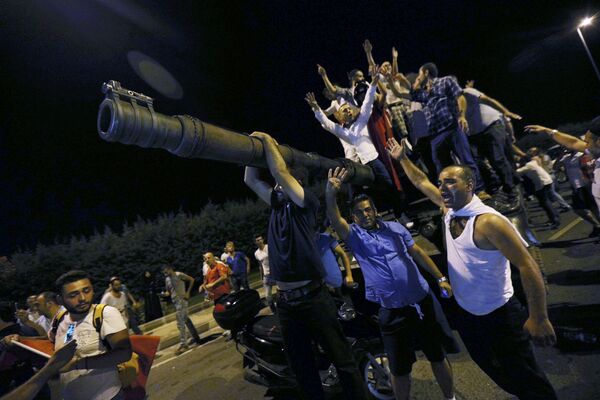 Pessoas sobem aos tanques depois do golpe fracassado - Sputnik Brasil