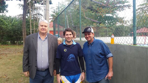 O cônsul Vladimir Tokmakov e o prefeito Eduardo Paes com o dirigente e jogador do Lokomotiv Rio Daniel Baptista - Sputnik Brasil