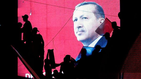 Manifestantes em Ancara demonstram apoio ao governo em frente a um telão com o retrato do presidente Recep Tayyip Erdogan, Turquia, 17 de julho de 2016 - Sputnik Brasil
