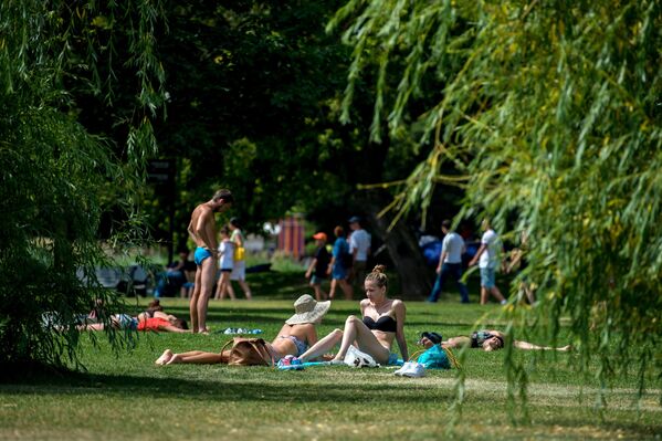 Pessoas desfrutam do sol no Parque Central Gorky de Cultura e Lazer, em Moscou - Sputnik Brasil