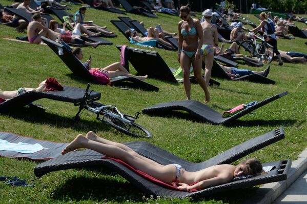 Moradores de Moscou relaxam nas colinas Vorobyovy durante o fim de semana - Sputnik Brasil