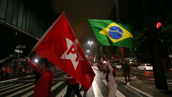 Bandeiras do PT e do Brasil. - Sputnik Brasil