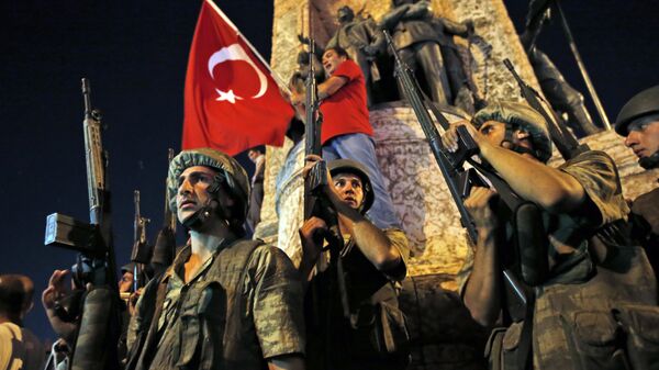 Soldados do exército turco guardam a área na praça Taksim, no centro de Istambul, durante uma manifestação pró-Erdogan em 16 de julho de 2016 - Sputnik Brasil