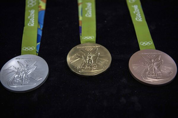 Medalhas de ouro, prata e bronze dos Jogos Olímpicos no Rio 2016 exibidas em uma fábrica de moeda no Rio de Janeiro - Sputnik Brasil