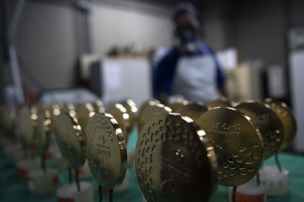 Medalhas de ouro exibidas em uma fábrica de moeda no Rio de Janeiro - Sputnik Brasil