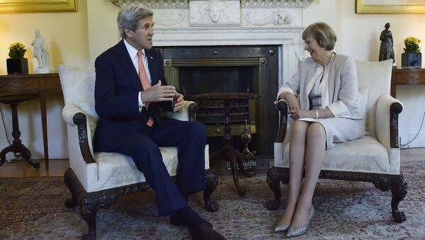Secretário de Estado dos EUA, John Kerry, e nova primeira-ministra da Grã-Bretanha, Theresa May - Sputnik Brasil