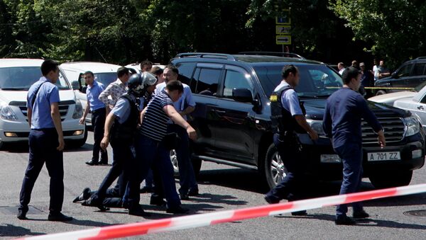 Polícia detém atirador após ataque em Almaty, Cazaquistão, em 18 de julho de 2016. - Sputnik Brasil