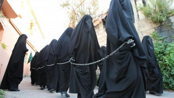 Mulheres de hijab encadeadas (imagem referencial) - Sputnik Brasil