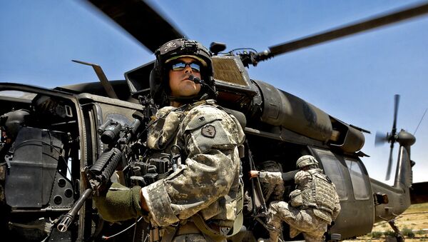 O soldado estadunidense em frente do helicóptero UH-60 Black Hawk em Iraque - Sputnik Brasil