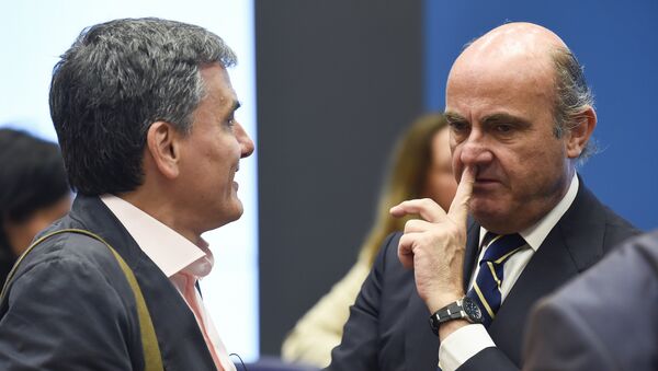 Ministro espanhol, Luis de Guindos fala com o seu homólogo grego em Luxemburgo, 16 de junho de 2016 - Sputnik Brasil