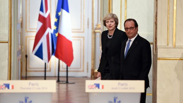 Presidente da França, François Hollande, e primeira-ministra da Grã-Bretanha, Theresa May, participam de coletiva de imprensa - Sputnik Brasil