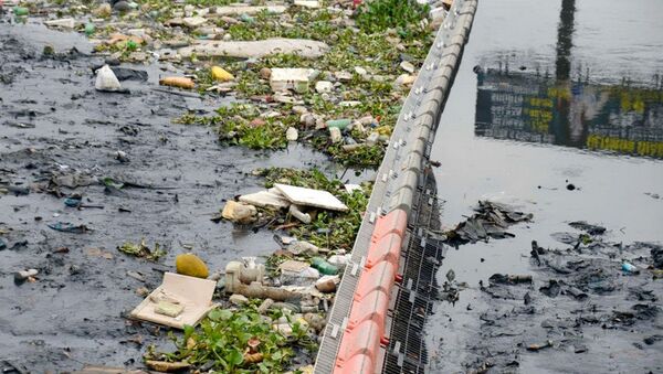 Ecobarreira instalada no Rio Meriti para evitar que o lixo flutuante chegue à Baía de Guanabara - Sputnik Brasil