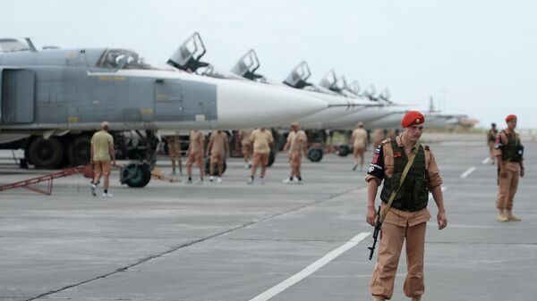 Forças russas na base aérea de Hmeimim na Síria - Sputnik Brasil