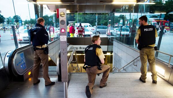 Polícia vigia saída de metrô perto do centro comercial onde ocorreu o tiroteio - Sputnik Brasil