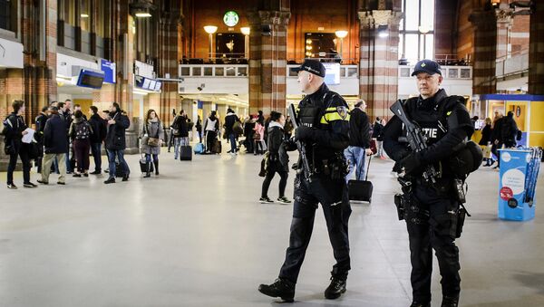 Policiais holandeses realizam patrulhas na Estação Central de Amsterdã, Holanda (arquivo) - Sputnik Brasil