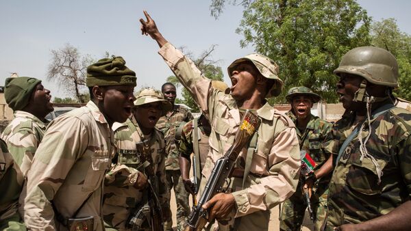Soldados nigerianos comemoram vitória sobre o Boko Haram - Sputnik Brasil