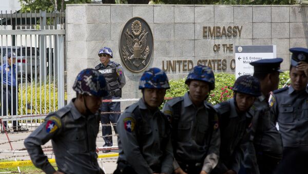 Myanmar police officers outside the U.S. Embassy in Yangon. (File) - Sputnik Brasil
