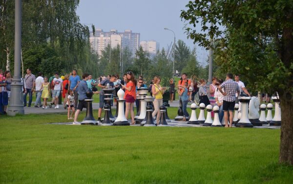 Xadres gigantes no parque de Brateevo (Moscou) no âmbito do II Festival de Fogos de Artifício. Segundo dia do festival. - Sputnik Brasil