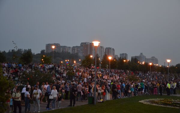 A pequena parte do público do II Festival de Fogos de Artifício. Segundo dia do festival. - Sputnik Brasil