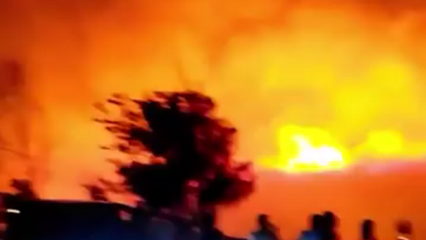 Um enorme incêndio perto de uma base da OTAN em Izmir, Turquia - Sputnik Brasil