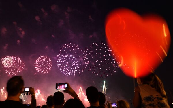 Lanterna chinesa com fogos de artificio em fundo. Segundo dia do festival Rostec. - Sputnik Brasil