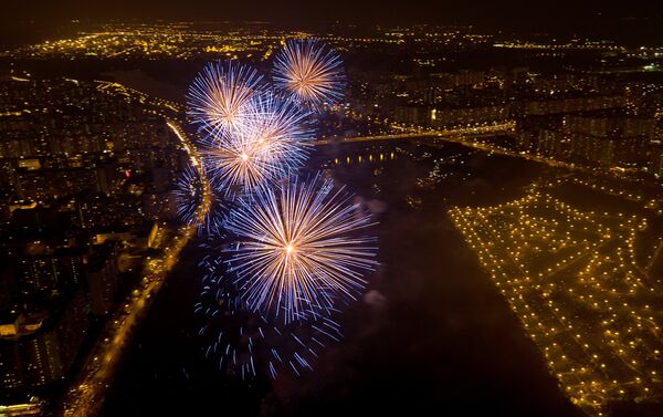 Vista aérea geral do fogo do artificio. Segundo dia do festival Rostec. - Sputnik Brasil