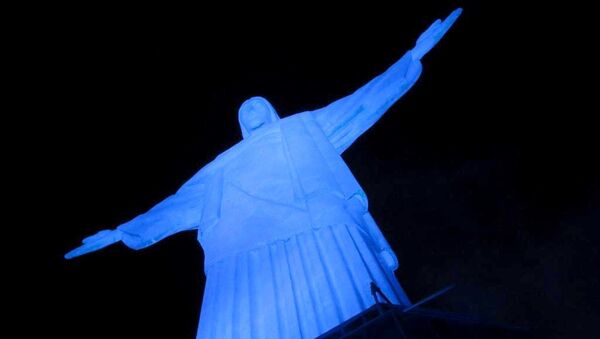 Cristo Redontor em 2014 foi iluminado em azul contra o tráfico de pessoas - Sputnik Brasil