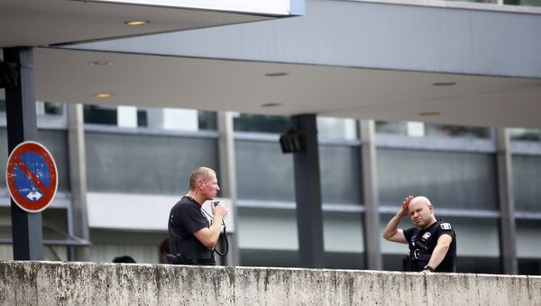 Polícia em frente à clínica em Steglitz, Berlim, após o atentado que resultou na morte de um médico. - Sputnik Brasil