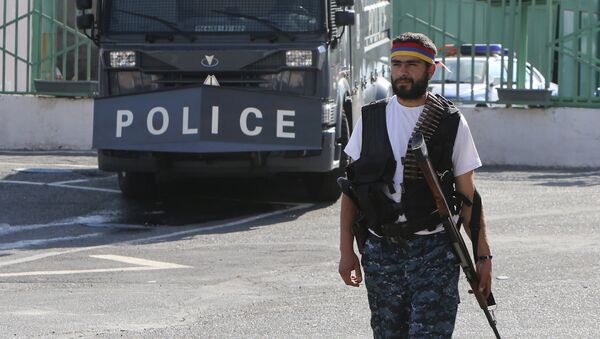 Um homem armado caminha para dentro da delegacia Erebuni tomada pelos membros do movimento de oposição em Yerevan. Julho 23, 2016. - Sputnik Brasil