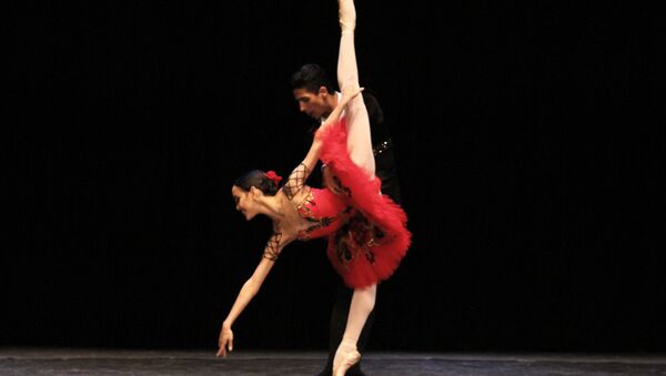 Bailarina brasileira Amanda Gomes, formada na Escola do Teatro Bolshoi no Brasil em Joinville, no Norte de Santa Catarina - Sputnik Brasil