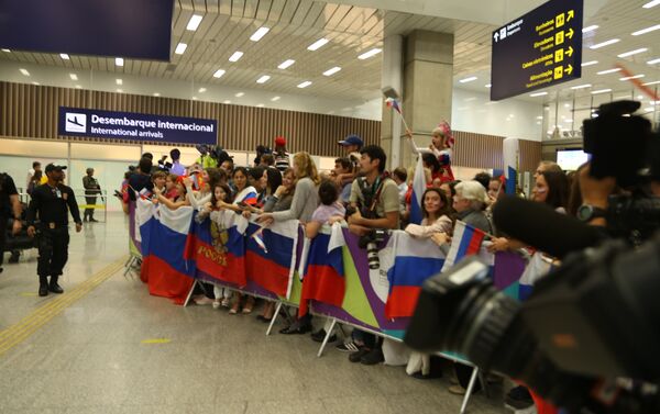 Torcedores fazem festa na chegada dos atletas da Rússia no Rio - Sputnik Brasil