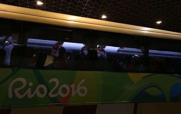 Torcedores fazem festa na chegada dos atletas da Rússia no Rio - Sputnik Brasil