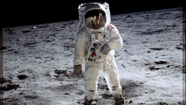 Astronauta Buzz Aldrin anda pela superfície lunar durante a 11 missão Apollo - Sputnik Brasil