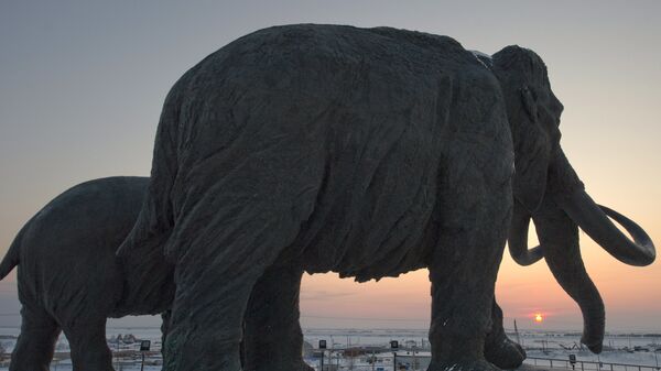 Monumento de mamute na Rússia - Sputnik Brasil