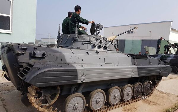 Militares iranianos ensaiam um tanque se preparando para os Jogos do Exército - Sputnik Brasil