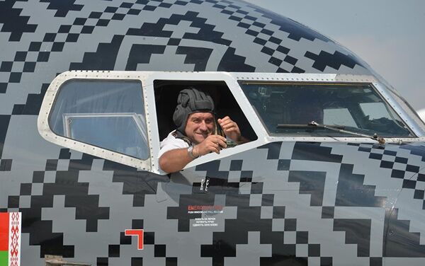 Piloto do avião pintado - Sputnik Brasil