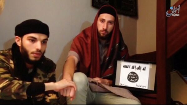 Esta imagem tomada de vídeo mostra dois homens, Abdel-Malik Nabil Petitjean e Adel Kermiche, que estão por trás do ataque contra a igreja na Normandia neste vídeo lançado 28 de julho de 2016 - Sputnik Brasil