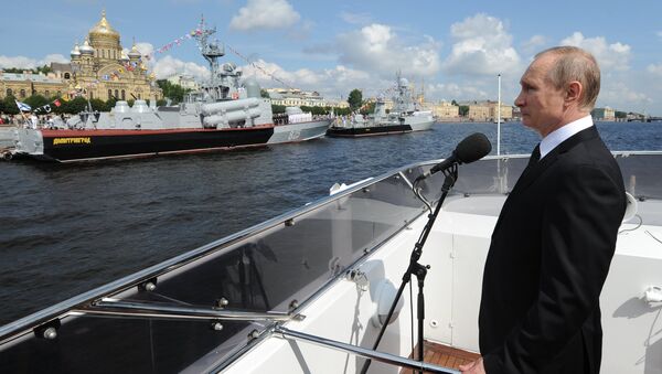 Vladimir Putin em São Petersburgo no Dia da Marinha russa - Sputnik Brasil