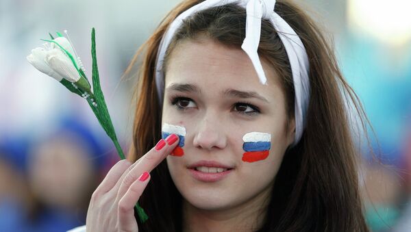 Menina com bandeiras nacionais russas pintadas na face participa de comemorações do aniversário da votação na Crimeia pela reunificação com a Rússia, em Simferopol em 16 março de 2015. - Sputnik Brasil