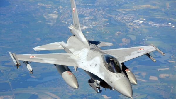 Caça polonês F-16 voa sobre o norte da Polônia no âmbito de manobras da OTAN Anaconda, 10 de junho de 2016 - Sputnik Brasil