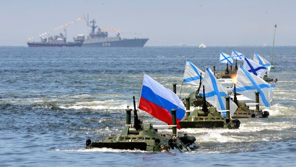 Veículos anfíbios russos durante um ensaio para o desfile do Dia da Marinha no porto de Vladivostok, na Rússia. - Sputnik Brasil