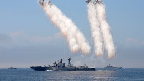 Exibição de lançamentos de munições antimíssil e navios de guerra russos durante um ensaio para o desfile do Dia da Marinha no porto de Vladivostok, Rússia - Sputnik Brasil