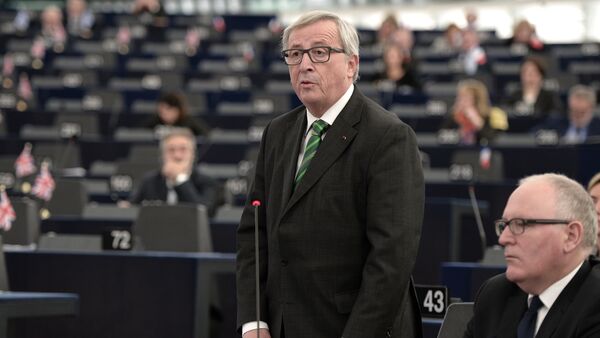 Presidente da Comissão Europeia Jean-Claude Juncker fala no Parlamento Europeu em Estrasburgo, França, novembro de 2015 - Sputnik Brasil
